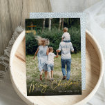 handtekening | Vrolijke Kerstmis verticale foto Folie Feestdagenkaart<br><div class="desc">Stuur vakantiebegroetingen naar vrienden en familie in chique stijl met onze elegante fotokaarten. Design beschikt over uw favoriete verticaal of portretgeoriënteerde foto met "Merry Christmas" overlay in glanzend gouden folie handgeschreven script. Personaliseer met uw familienaam en het jaar in de rechterbenedenhoek.</div>
