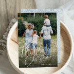 handtekening | Vrolijke Kerstmis verticale foto Folie Feestdagenkaart<br><div class="desc">Stuur vakantiebegroetingen naar vrienden en familie in chique stijl met onze elegante fotokaarten. Design beschikt over uw favoriete verticaal of portretgeoriënteerde foto met "Merry Christmas" overlay in glanzend gouden folie handgeschreven script. Personaliseer met uw familienaam en het jaar in de rechterbenedenhoek.</div>