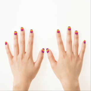 Handtentafbijtjes met grafische nagels minx nail art