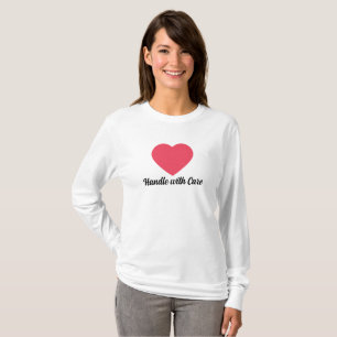 Handvat met zorg   Quote Red Heart met zwarte teks T-shirt