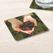 handvol met meerbessen, vers en zoet kartonnen onderzetters (Schuin)