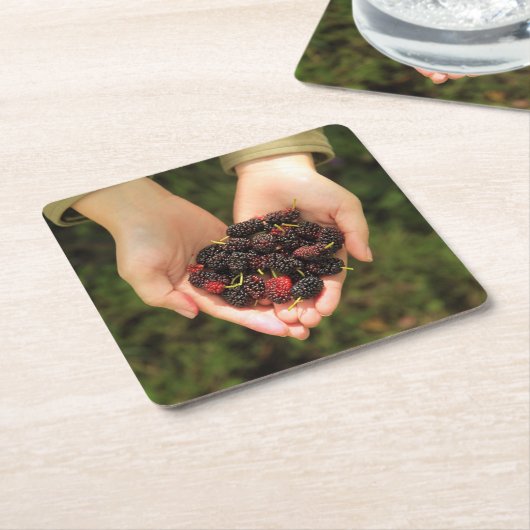 handvol met meerbessen, vers en zoet kartonnen onderzetters (Schuin)