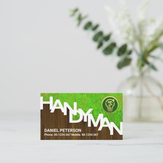 Handymansignalen over de groene tuin van de hek va visitekaartje (Staand voorkant)