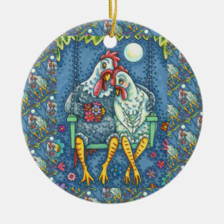 HANENMOEDER KNUFFELT, LIEF KIPJE KERAMISCH ORNAMENT