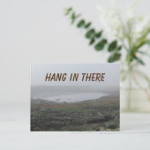 Hang daar in Foggy Landscape Photo Enmoedigings Briefkaart (Staand voorkant)