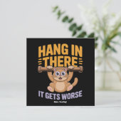 Hang In There It Gets Worse Cute Funny Cat Meme  Kaart (Staand voorkant)