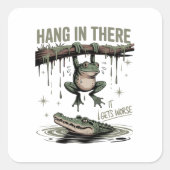 Hang In There It Gets Worse – Funny Frog & Crocodi Vierkante Sticker (Voorkant)