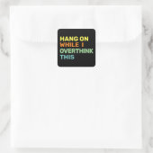 Hang op terwijl ik overdenk dat deze Introvert Vierkante Sticker (Tas)