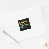 Hang op terwijl ik overdenk dat deze Introvert Vierkante Sticker (Envelop)
