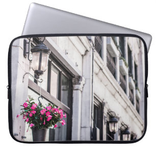HANG PINKSTROOM OP WITTE CONCRETE BOUW OP DAG LAPTOP SLEEVE