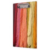 Hangen bundels van gekleurd garen klembord (Links)