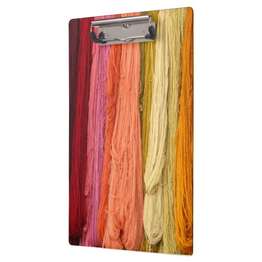 Hangen bundels van gekleurd garen klembord (Links)