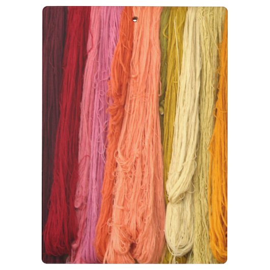 Hangen bundels van gekleurd garen klembord (Achterkant)