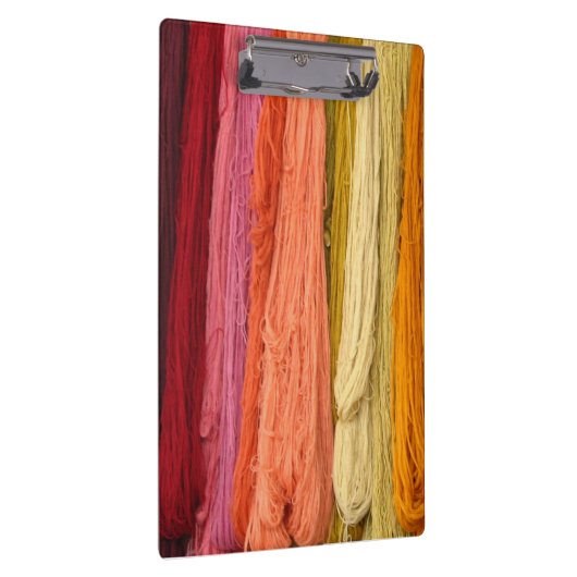 Hangen bundels van gekleurd garen klembord (Rechts)
