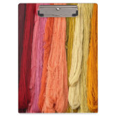 Hangen bundels van gekleurd garen klembord (Voorkant)