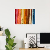 Hangen bundels van gekleurd garen poster (Thuiskantoor)
