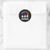 Hangen met mijn gnomen ronde sticker (Tas)