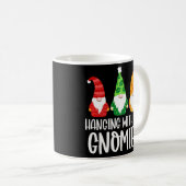 Hangen met mijn kerstfamilie van Gnomies Koffiemok (Voorkant rechts)