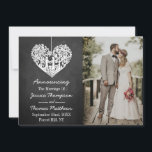 Hangend Collectie van de Hart Tree Chalkboard Wedd Aankondiging<br><div class="desc">Laat iedereen weten dat je het hebt gedaan,  je getrouwd in stijl met deze elegante en zeer trendy trouwaankondigingskaarten. Het ontwerp is gemakkelijk te personaliseren met uw speciale evenementenbewoording en uw familie en vrienden zullen blij zijn wanneer ze deze fantastische huwelijksaankondigingskaarten ontvangen.</div>