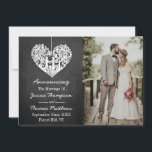 Hangend Collectie van de Hart Tree Chalkboard Wedd Aankondiging<br><div class="desc">Laat iedereen weten dat je het hebt gedaan,  je getrouwd in stijl met deze elegante en zeer trendy trouwaankondigingskaarten. Het ontwerp is gemakkelijk te personaliseren met uw speciale evenementenbewoording en uw familie en vrienden zullen blij zijn wanneer ze deze fantastische huwelijksaankondigingskaarten ontvangen.</div>