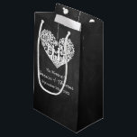 Hangend Collectie van de Hart Tree Chalkboard Wedd Klein Cadeauzakje<br><div class="desc">Vier in stijl met deze elegante en zeer trendy bruiloft geschenk tassen. Het ontwerp is gemakkelijk te personaliseren met uw speciale evenementenbewoording en uw gasten zullen blij zijn wanneer ze deze fantastische geschenktassen zien. Overeenkomende bruidsartikelen zijn te vinden in het collectie.</div>