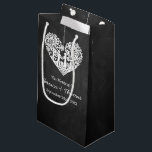 Hangend Collectie van de Hart Tree Chalkboard Wedd Klein Cadeauzakje<br><div class="desc">Vier in stijl met deze elegante en zeer trendy bruiloft geschenk tassen. Het ontwerp is gemakkelijk te personaliseren met uw speciale evenementenbewoording en uw gasten zullen blij zijn wanneer ze deze fantastische geschenktassen zien. Overeenkomende bruidsartikelen zijn te vinden in het collectie.</div>