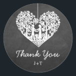 Hangend Collectie van de Hart Tree Chalkboard Wedd Ronde Sticker<br><div class="desc">Deze trouwstickers zijn voorzien van een romantische hangende boom, die binnenkort man en vrouw zal zijn, die in de vorm van een hart gekerfd is. Het effect van het karton maakt deze stickers perfect voor om het even welk paar dat een chic moderne bruiloft plant. Deze stickers kunnen gemakkelijk worden...</div>