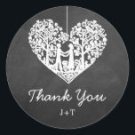 Hangend Collectie van de Hart Tree Chalkboard Wedd Ronde Sticker<br><div class="desc">Deze trouwstickers zijn voorzien van een romantische hangende boom, die binnenkort man en vrouw zal zijn, die in de vorm van een hart gekerfd is. Het effect van het karton maakt deze stickers perfect voor om het even welk paar dat een chic moderne bruiloft plant. Deze stickers kunnen gemakkelijk worden...</div>