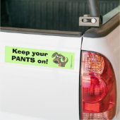 Hangend hondje houden broek aan bumpersticker (Op Truck)