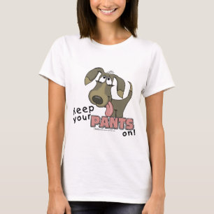 Hangend hondje houden broek aan t-shirt