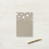 Hangende sterren slinger wit en beige ambacht post-it® notes (Op bureau)