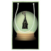 Hangende vleermuis wereldbol zwart  gotische herfs klein cadeauzakje (Voorkant)