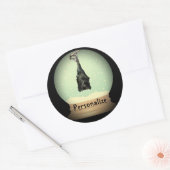 Hangende vleermuis wereldbol zwart  gotische herfs ronde sticker (Envelop)