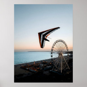 Hangglider zweeft boven kustrad een attractie op d poster