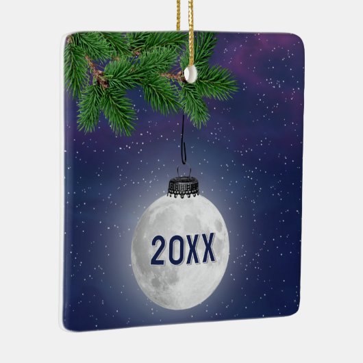 Hanging Moon Christmas Ornament op Pine Bough (Rechts)