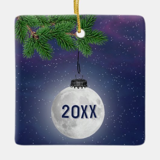 Hanging Moon Christmas Ornament op Pine Bough (Voorkant)