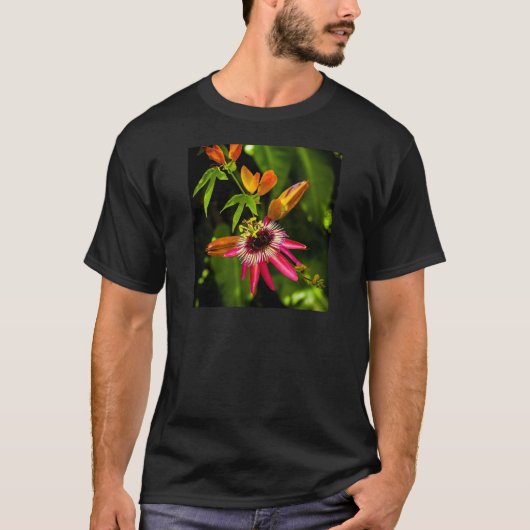 Hanging Red Bromeliad T-shirt (Voorkant)