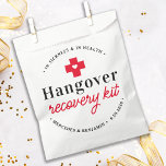 Hangover Recovery Kit Personalized Wedding Bedankzakje<br><div class="desc">Hangover Relief Kit. Deze leuke huwelijksbonnen zijn perfect om je eigen kits te maken voor je gasten, essentieel als je van plan bent om een open bar te hebben. Bezoek ons collectie voor huwelijksgunsten, en hangover kit gunsten en trouwkeepsakes. Personaliseer met naam en datum. COPYRIGHT © 2020 Judy Burrows, Black...</div>