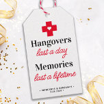 Hangover Recovery Kit Personalized Wedding Favor Cadeaulabel<br><div class="desc">Hangover Relief Kit. Deze leuke huwelijksbonnen zijn perfect om je eigen kits te maken voor je gasten, essentieel als je van plan bent om een open bar te hebben. Bezoek ons collectie voor huwelijksgunsten, en hangover kit gunsten en trouwkeepsakes. Personaliseer met naam en datum. COPYRIGHT © 2020 Judy Burrows, Black...</div>