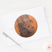Hangslot op houten deur ronde sticker (Envelop)