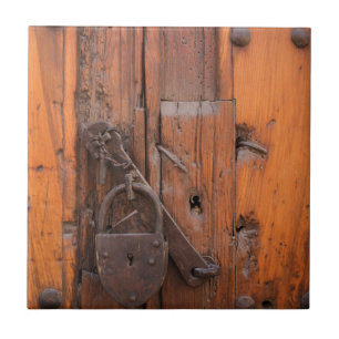 Hangslot op houten deur tegeltje
