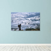 Hani-meisje met mand met rijstterras, canvas afdruk (Insitu (Houten vloer))
