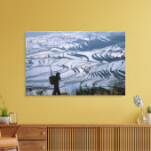 Hani-meisje met mand met rijstterras, canvas afdruk (Insitu (Woonkamer))