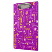 Hannah heeft het korte paarse klembord voor tekstb (Links)