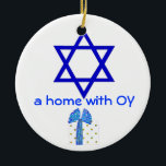 Hanoeka en kerstFeestdagen Keramisch Ornament<br><div class="desc">Een leuke vakantiedecoratie met een gevoel van humor maakt een leuk cadeau voor huizen die religies combineren: joods en Christelijk,  Hanukkah en Kerstmis.  De ster van David zegt dat we OY hebben en de kerstman zegt dat we JOY hebben. Coördinatie van cadeaupakketten met rode en blauwe foliebogen.</div>