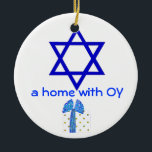 Hanoeka en kerstFeestdagen Keramisch Ornament<br><div class="desc">Een leuke vakantiedecoratie met een gevoel van humor maakt een leuk cadeau voor huizen die religies combineren: joods en Christelijk,  Hanukkah en Kerstmis.  De ster van David zegt dat we OY hebben en de kerstman zegt dat we JOY hebben. Coördinatie van cadeaupakketten met rode en blauwe foliebogen.</div>