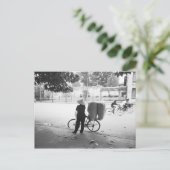 Hanoi Vietnam, Bicyle Delivery Woman (NR) Briefkaart (Staand voorkant)