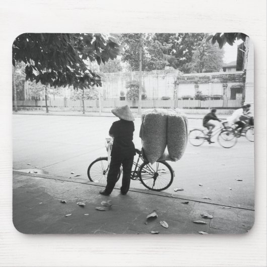 Hanoi Vietnam, Bicyle Delivery Woman (NR) Muismat (Voorkant)