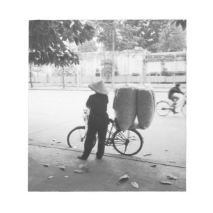 Hanoi Vietnam, Bicyle Delivery Woman (NR) Notitieblok