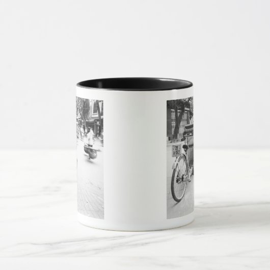 Hanoi Vietnam, Cyclo in Old Hanoi Mok (Midden)